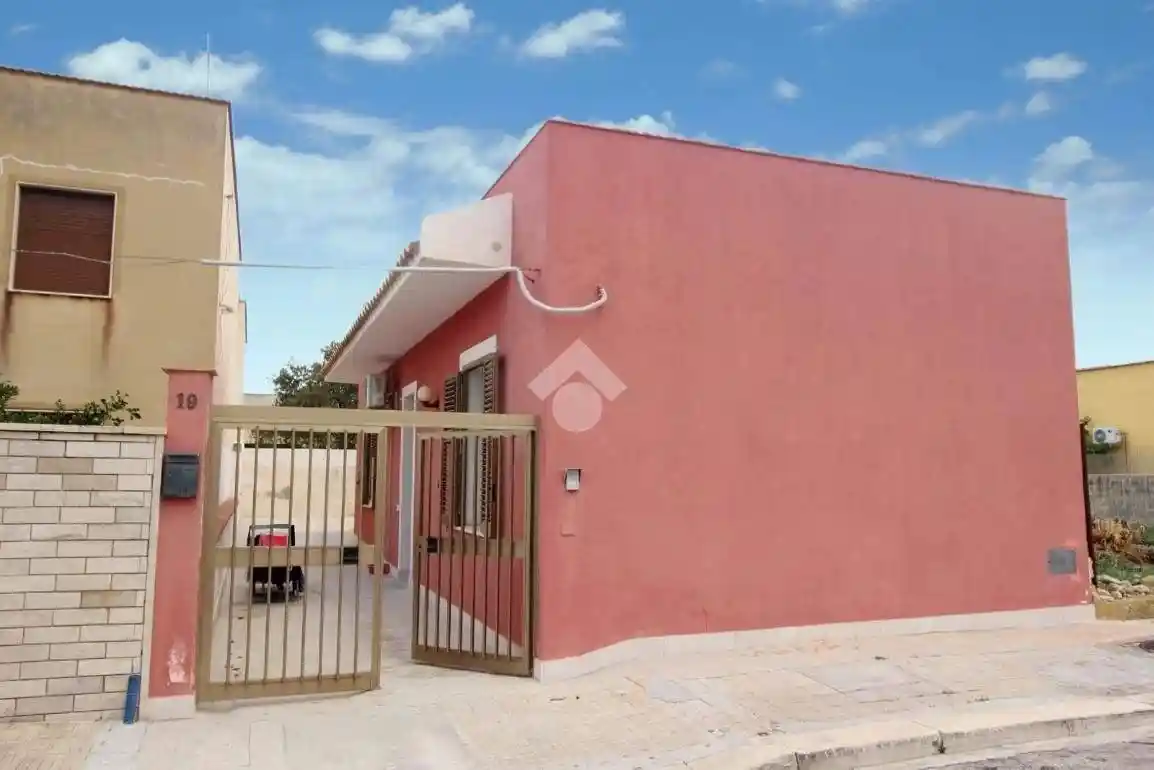 Casa indipendente in affitto a Valderice