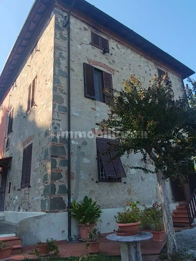 Rustico - Casale in vendita a Lucca
