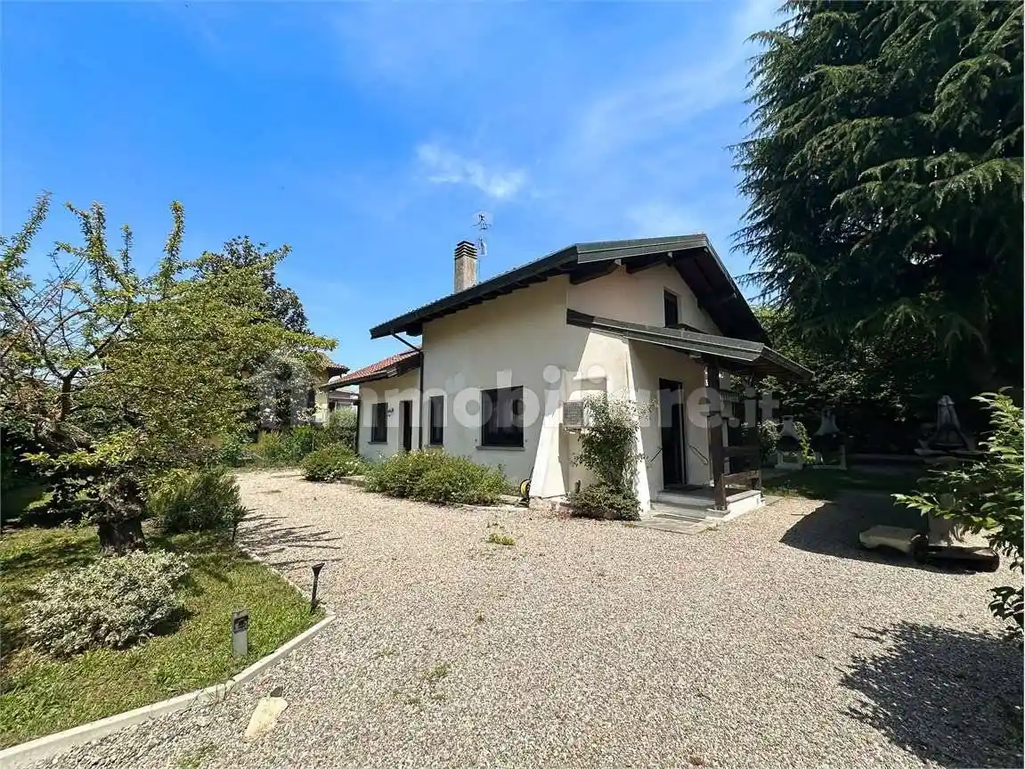 Villa in vendita a Angera