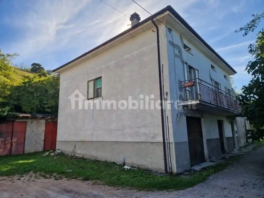 Villa in vendita a Cantiano