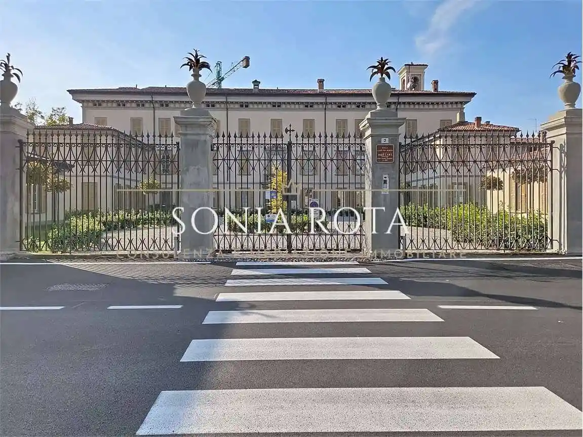 Palazzo - Edificio in vendita a Stezzano