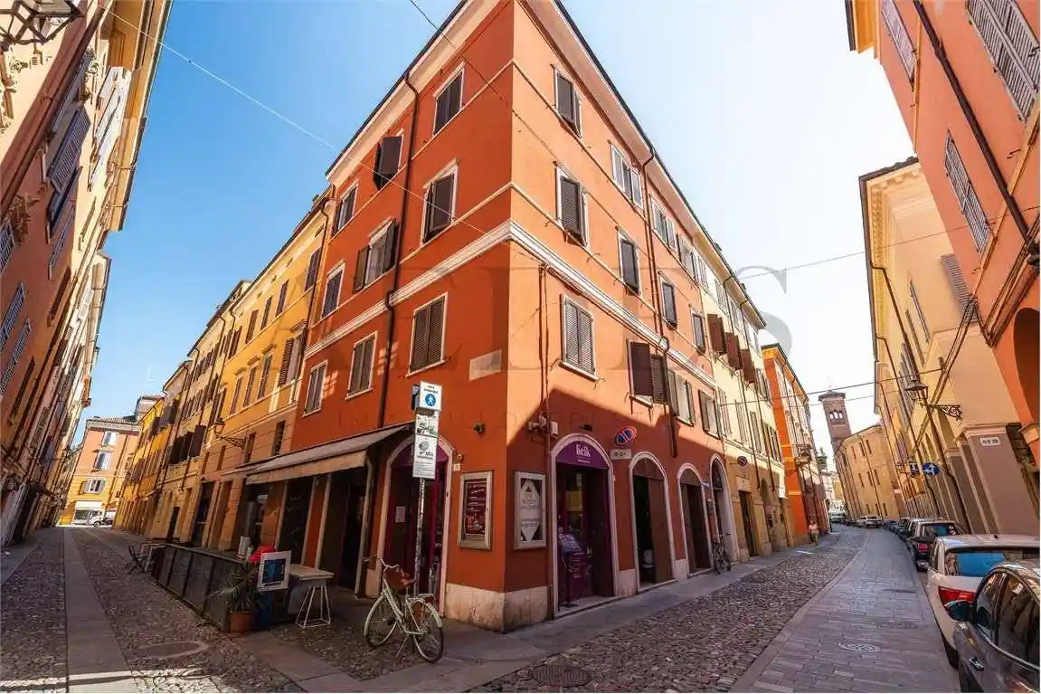 Palazzo - Edificio in vendita a Modena