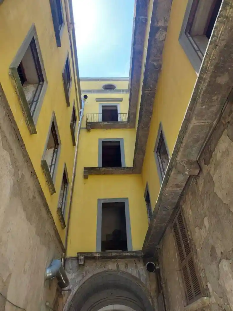 Palazzo - Edificio in affitto a Napoli