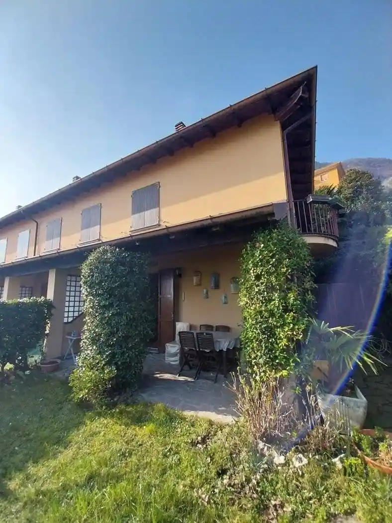 Villetta a schiera in vendita a Oliveto Lario