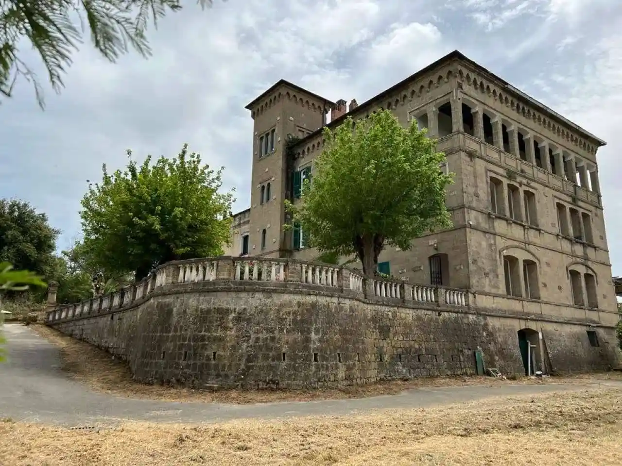 Palazzo - Edificio in vendita a Dugenta