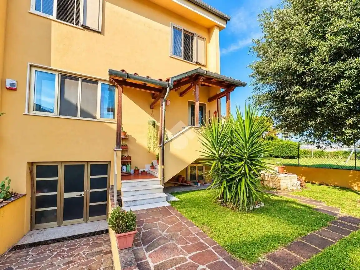 Casa indipendente in vendita a Pisa