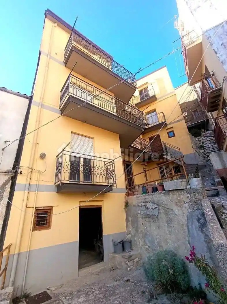 Palazzo - Edificio in vendita a Prizzi