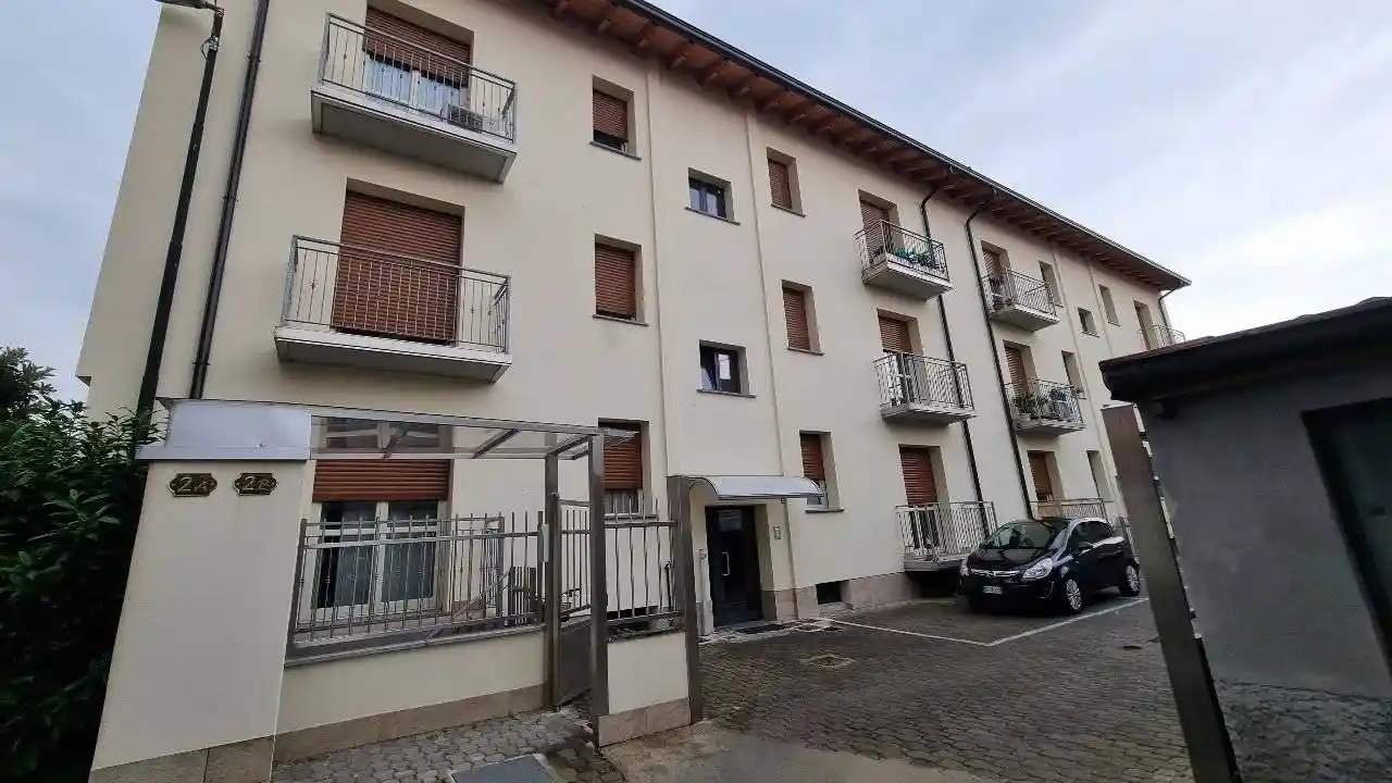 Palazzo - Edificio in affitto a Carugate