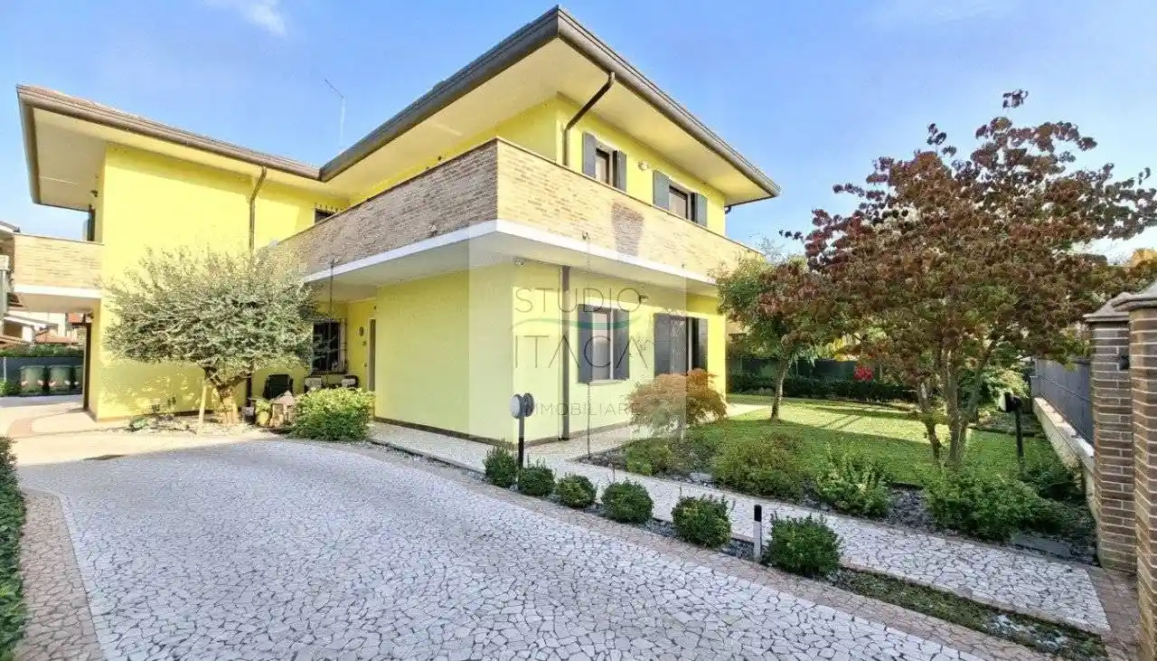 Casa indipendente in vendita a Due Carrare