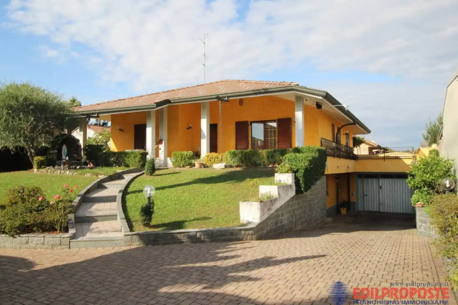 Villa in vendita a Lazzate