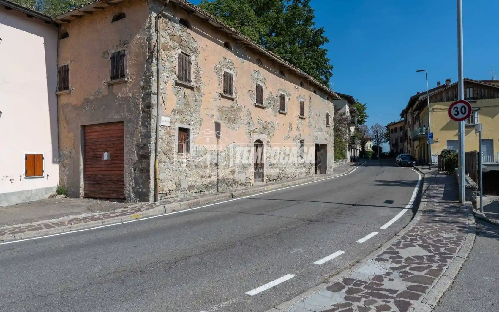 Palazzo - Edificio in vendita a Castelnovo Ne' Monti