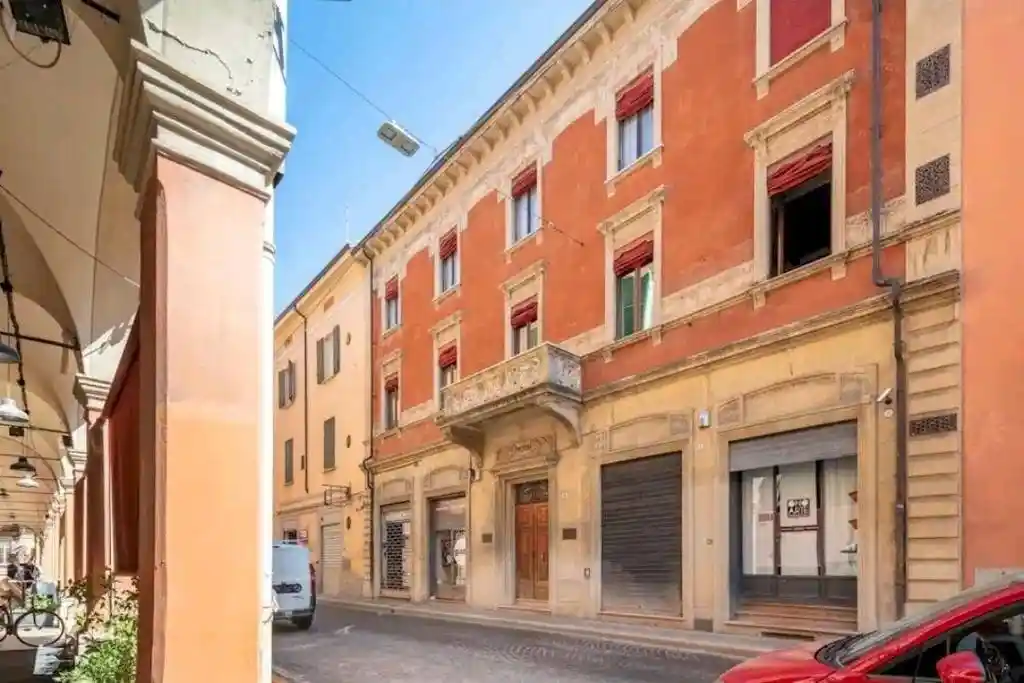 Palazzo - Edificio in vendita a Bologna