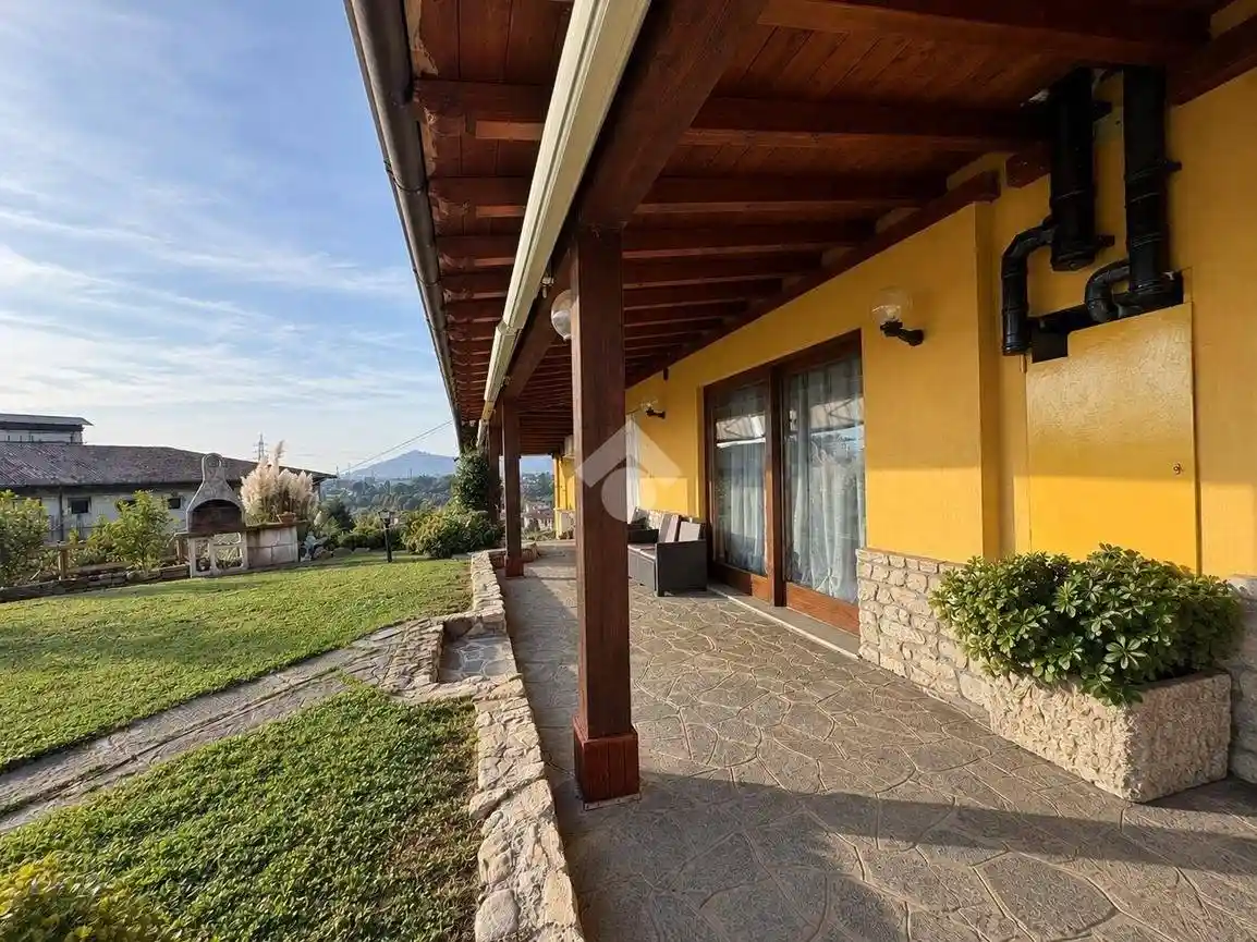 Villa in vendita a Carobbio degli Angeli