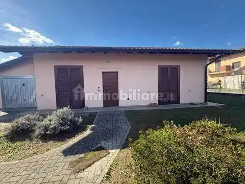 Villa in vendita a Pombia