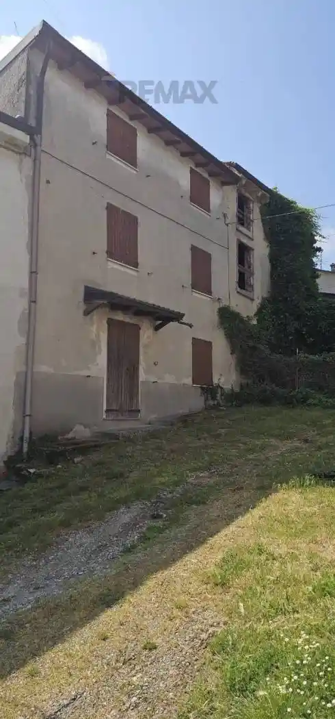 Casa indipendente in vendita a Rovescala