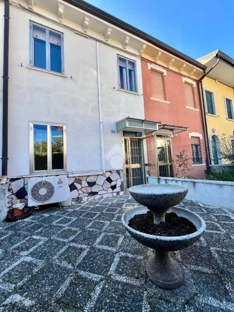 Casa indipendente in vendita a Verona