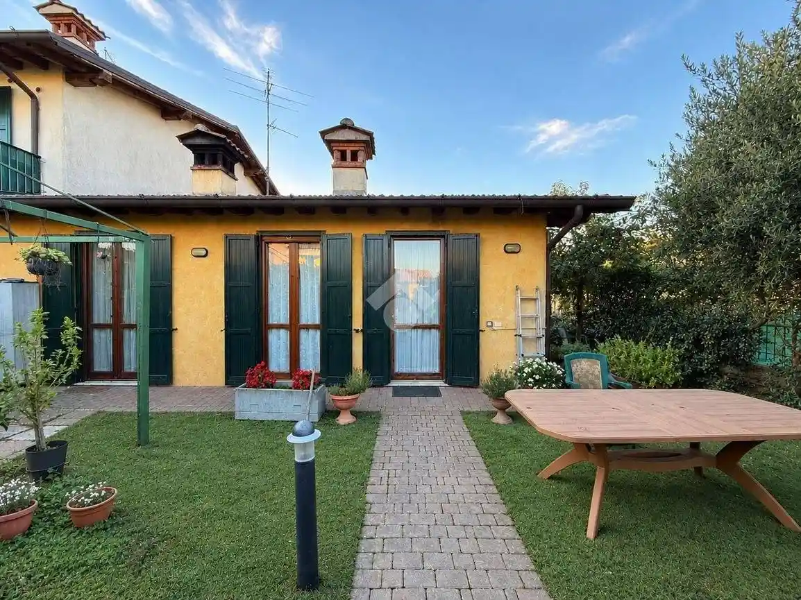 Villetta a schiera in vendita a Dello