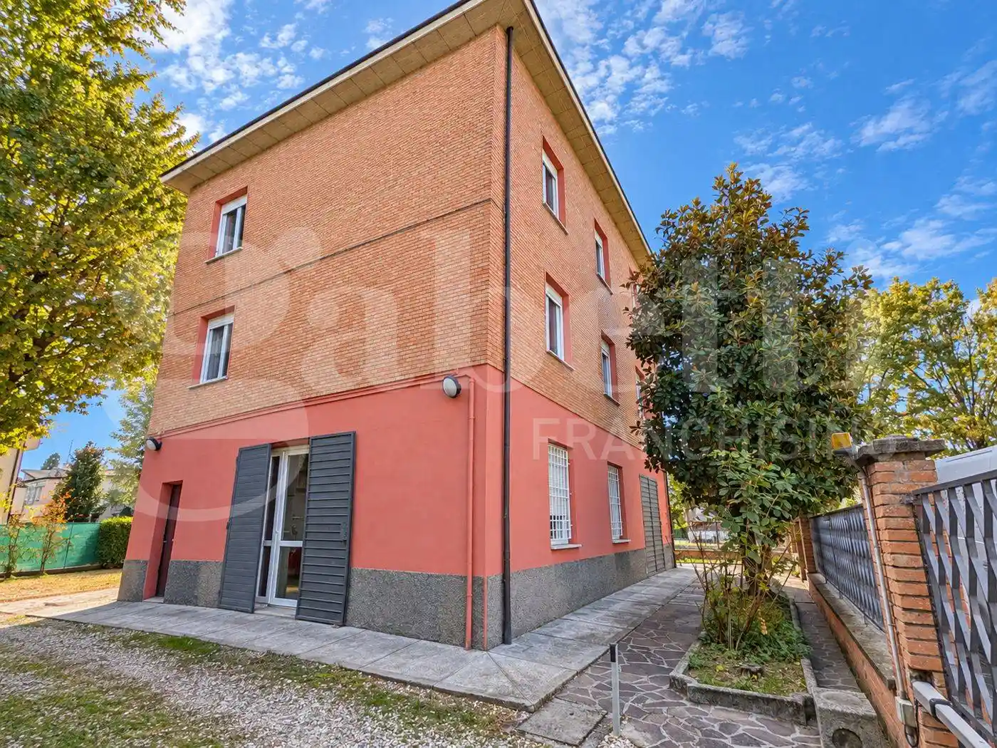 Palazzo - Edificio in vendita a Modena