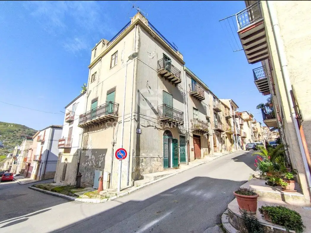Palazzo - Edificio in vendita a Ventimiglia di Sicilia