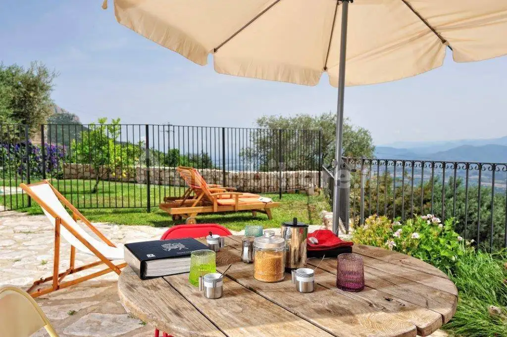 Palazzo - Edificio in vendita a Baunei