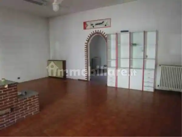 Palazzo - Edificio in vendita a Zeme