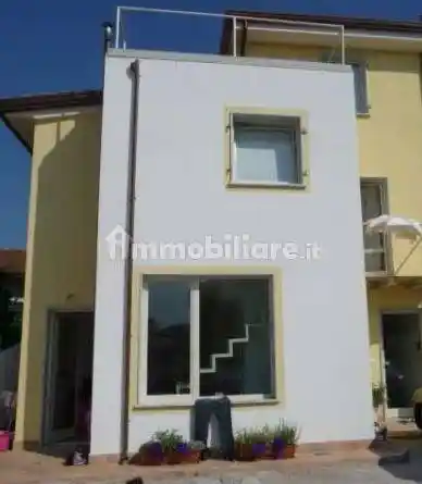Casa indipendente in affitto a Massa