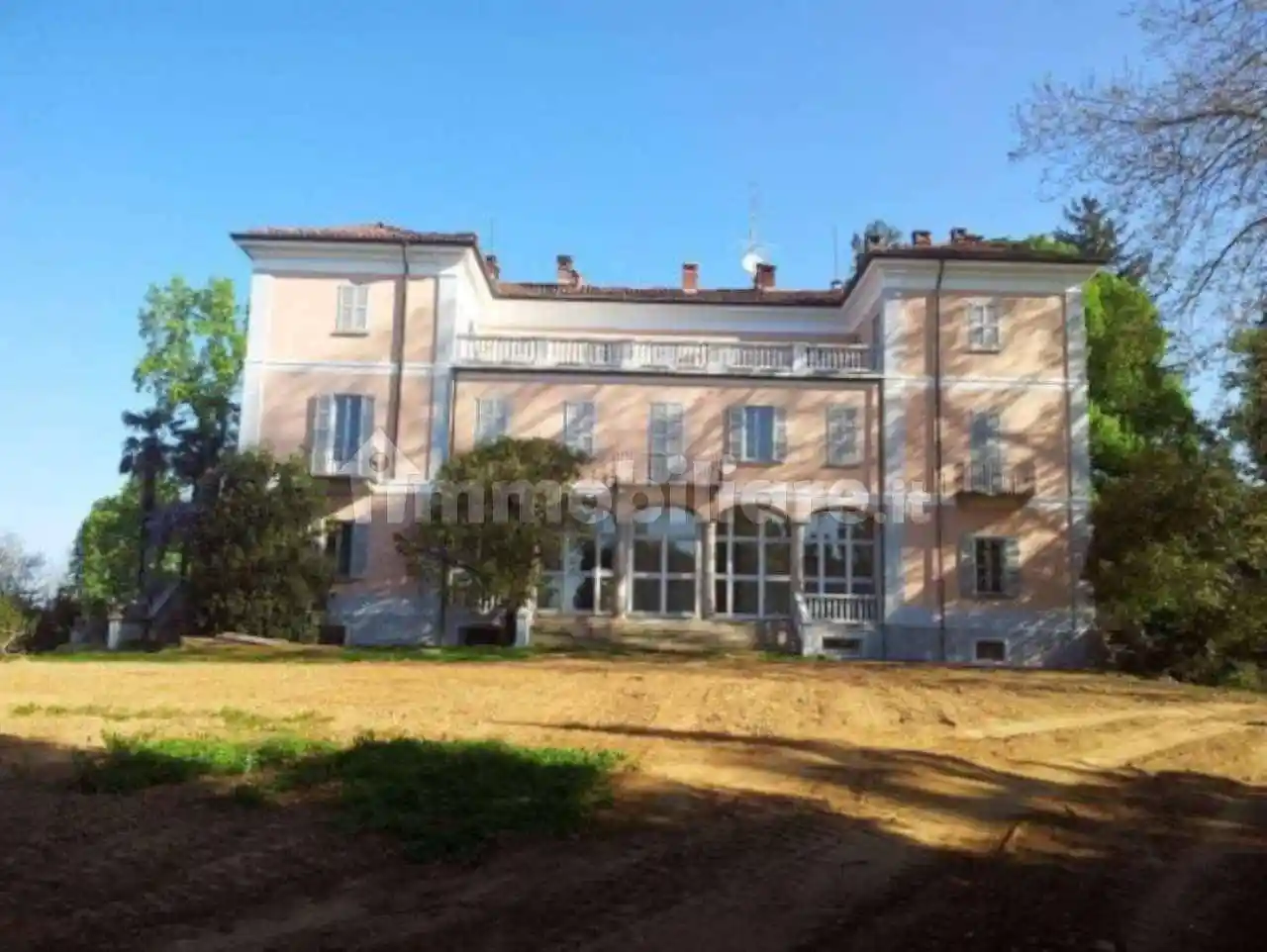 Palazzo - Edificio in vendita a Carnago