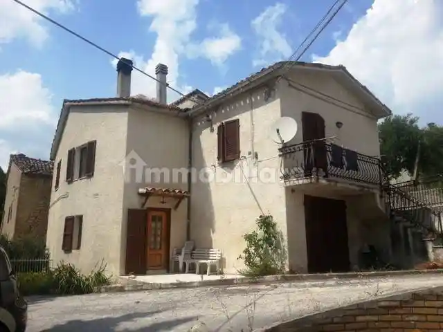 Casa indipendente in vendita a San Severino Marche