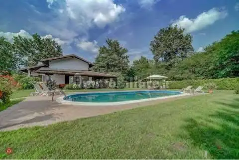 Villa in affitto a Agrate Conturbia