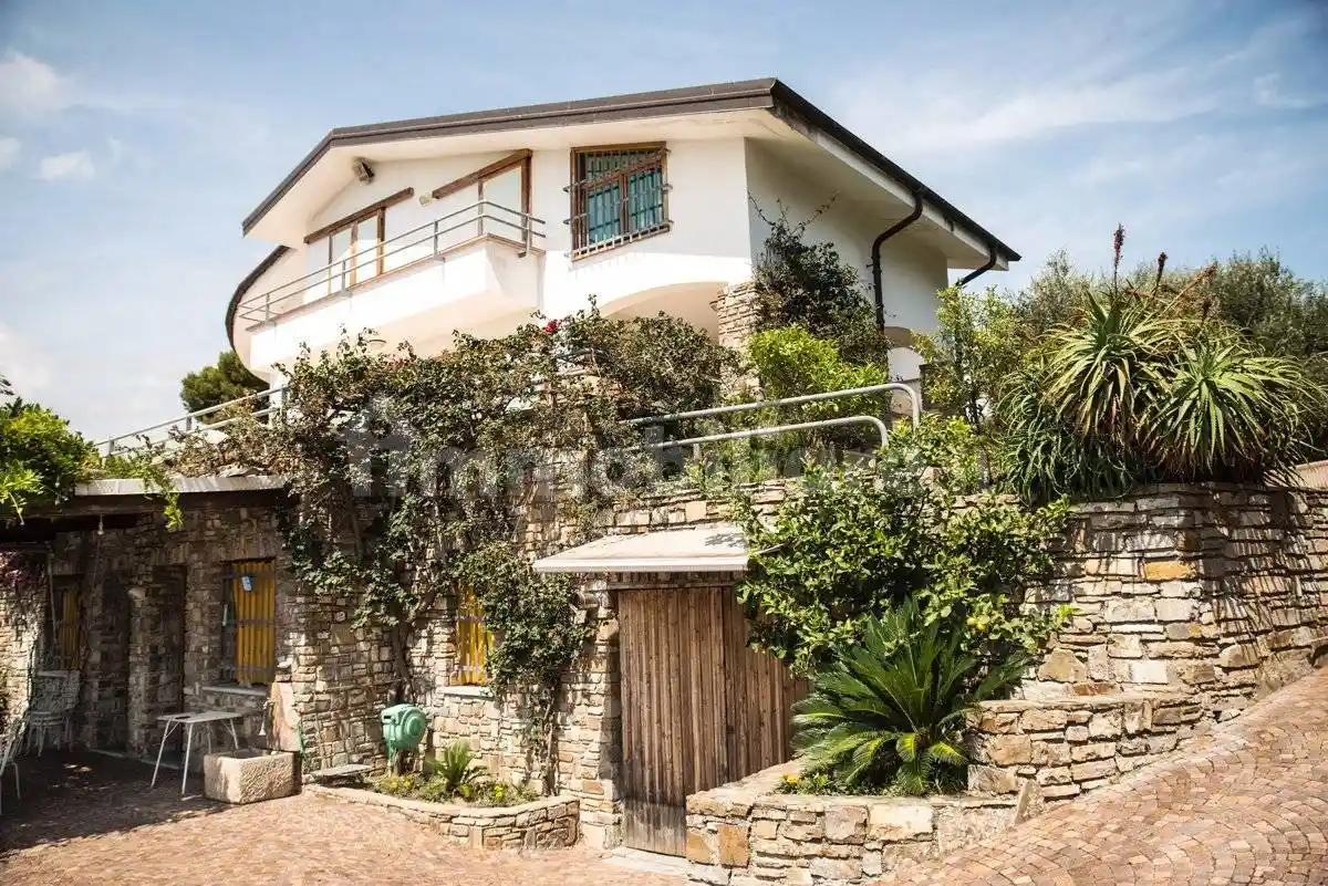 Villa in vendita a Diano Castello
