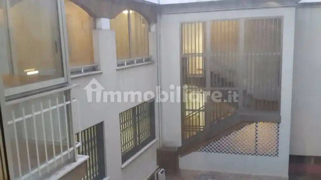 Palazzo - Edificio in Affitto - foto 4