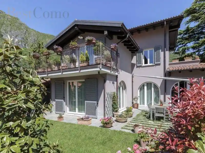 Villa in vendita a Porlezza