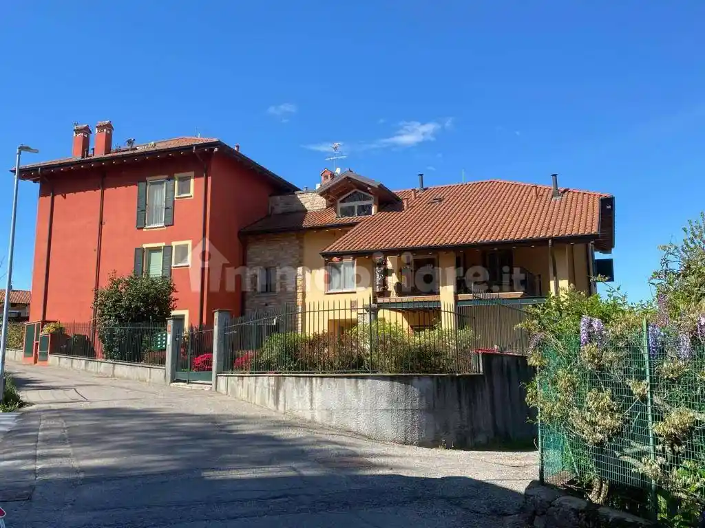 Appartamento in vendita a Angera