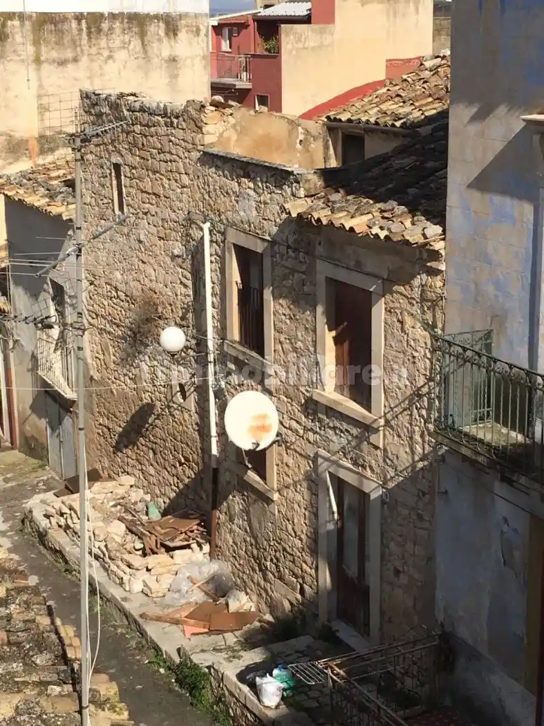 Palazzo - Edificio in vendita a Comiso