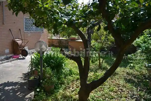 Trilocale da ristrutturare, piano terra, Morena, Roma - foto 3