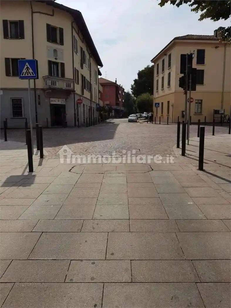Palazzo - Edificio in vendita a Locate di Triulzi