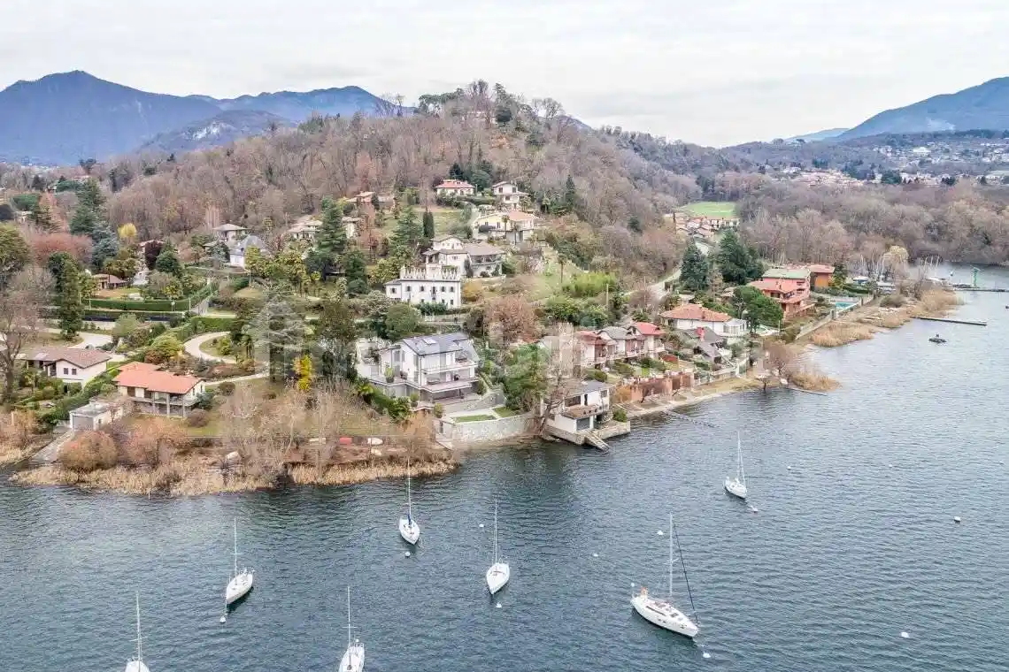 Villa in vendita a Leggiuno