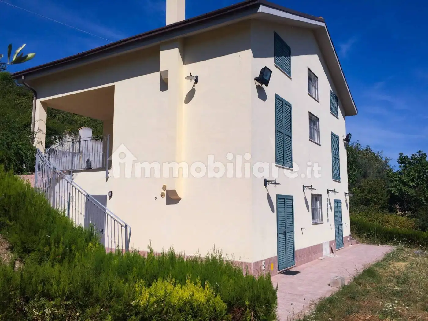 Villa in vendita a Serramonacesca