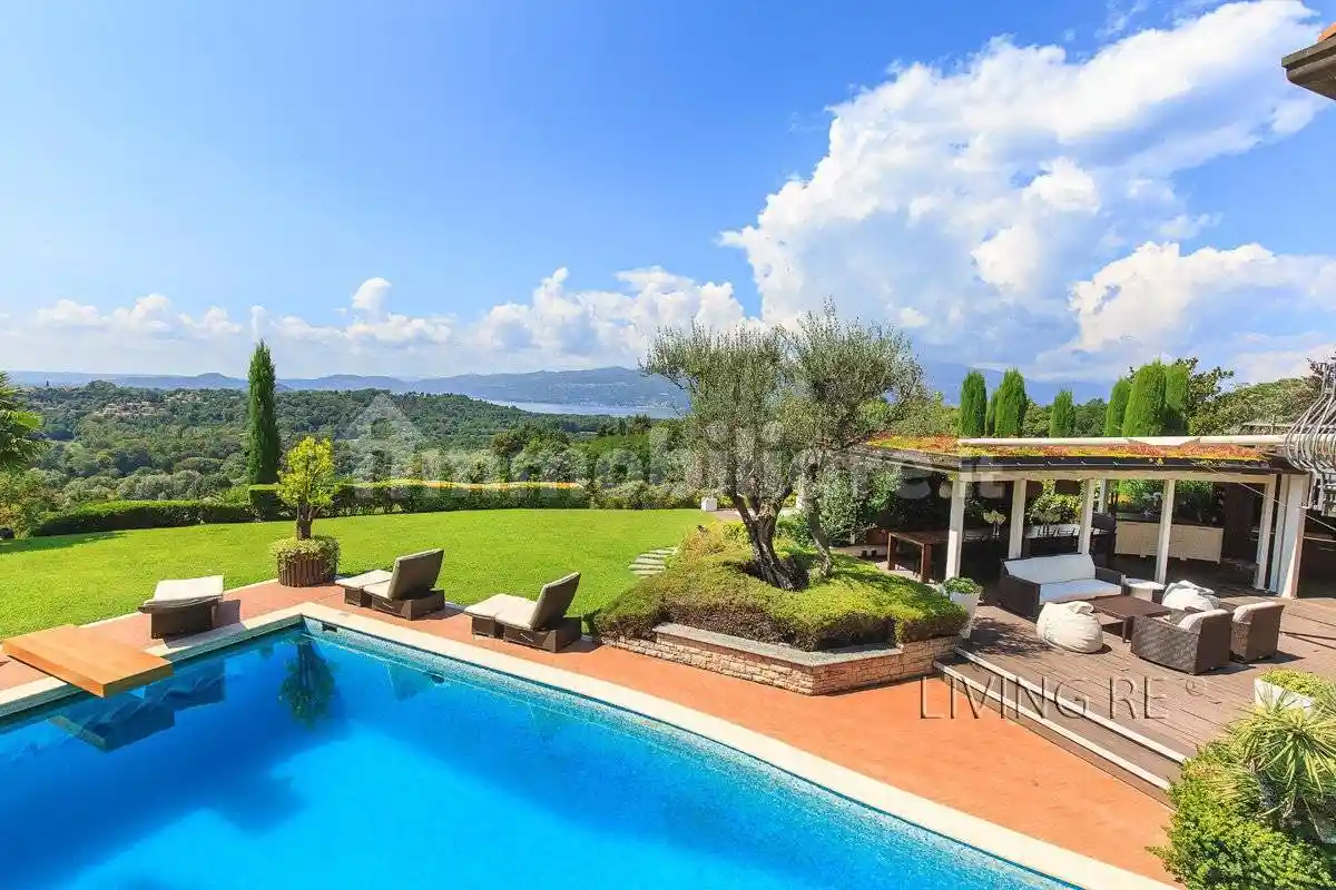 Villa in vendita a Brebbia