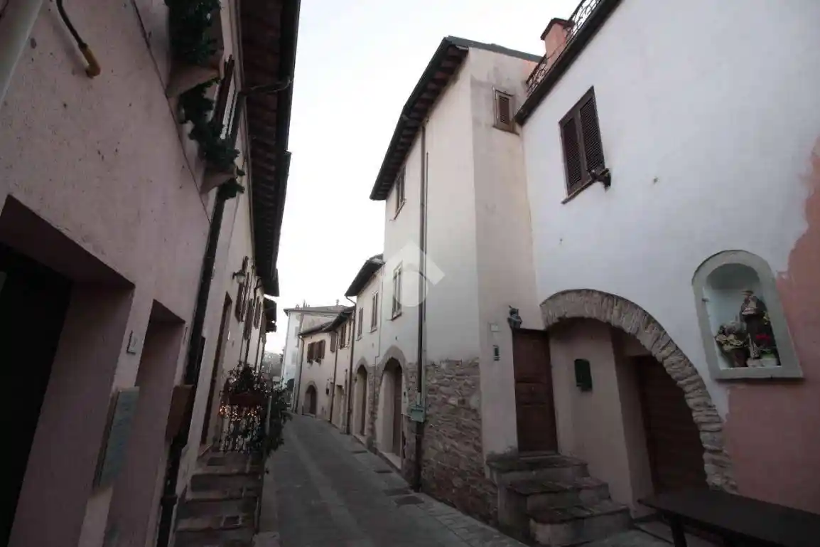 Casa indipendente in vendita a Valtopina