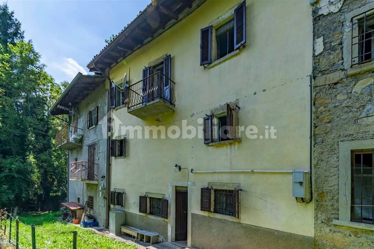 Casa indipendente in vendita a Val Brembilla