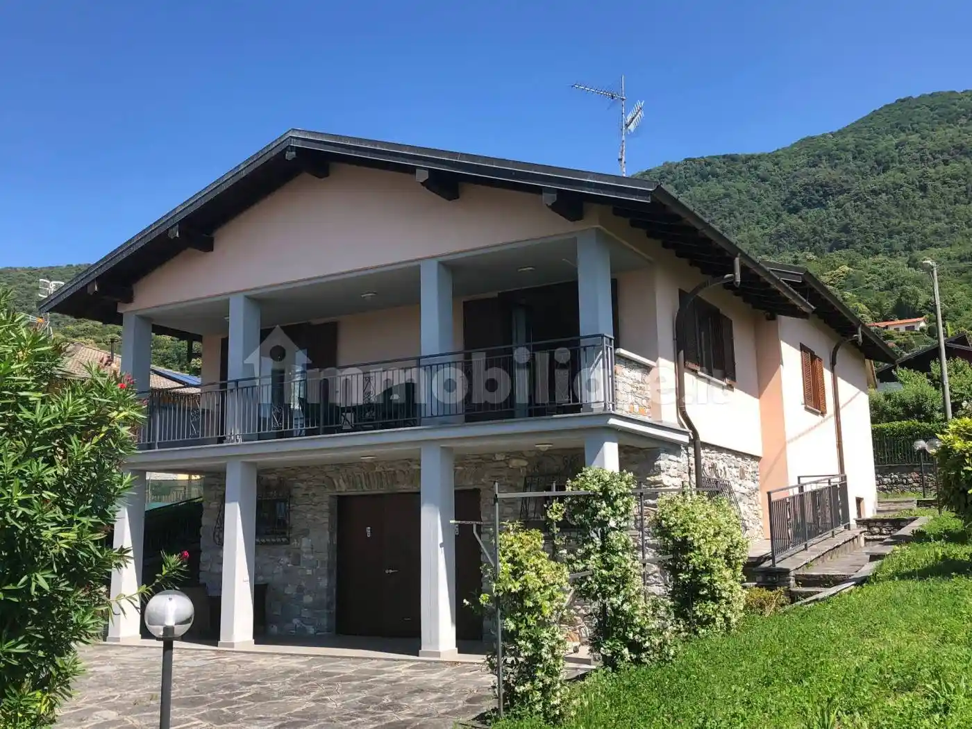 Villa in vendita a Porto Valtravaglia