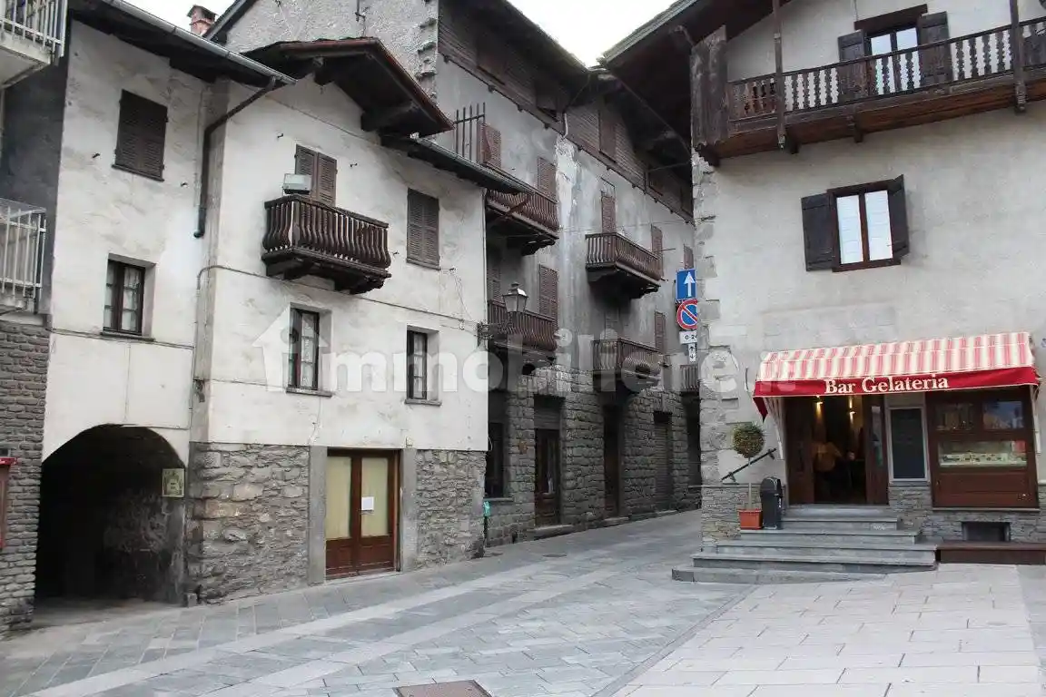 Palazzo - Edificio in vendita a Morgex
