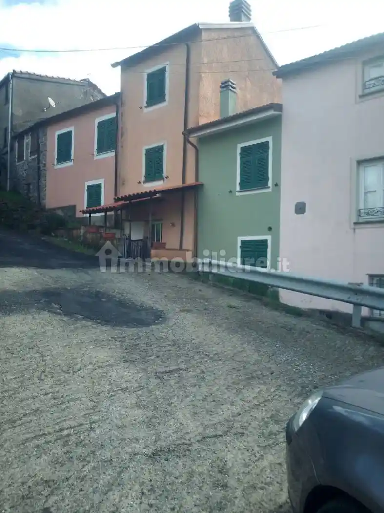 Casa indipendente in vendita a Varese Ligure