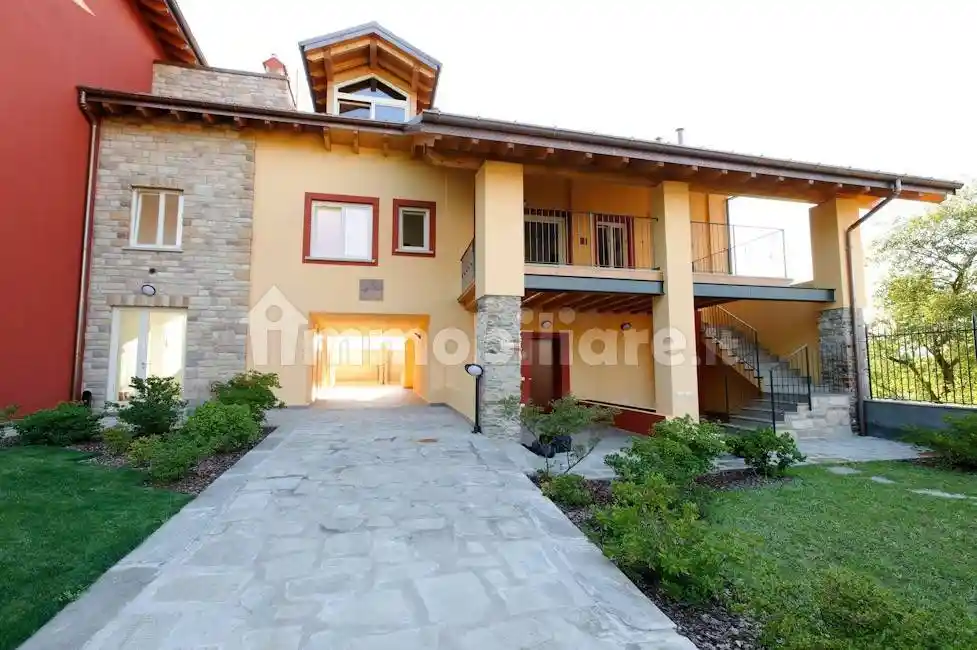 Appartamento in affitto a Angera