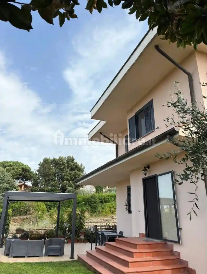 Villa in vendita a Castelnuovo di Porto