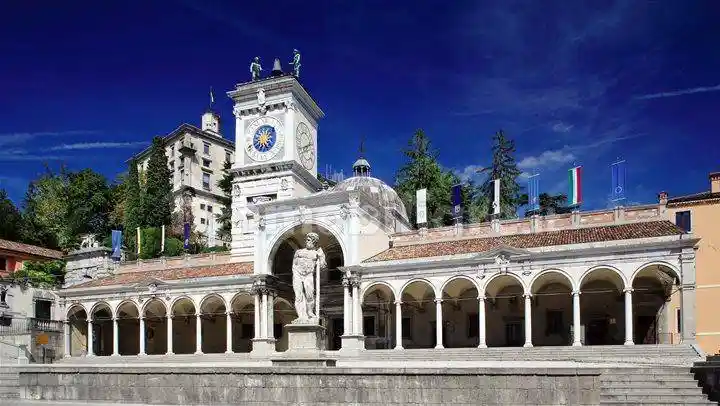 Palazzo - Edificio in vendita a Udine