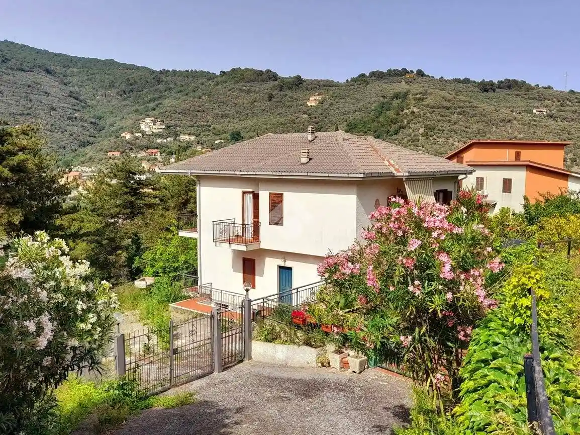 Casa indipendente in vendita a Diano Arentino
