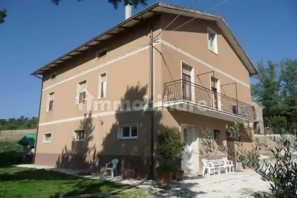 Casa indipendente in vendita a San Severino Marche