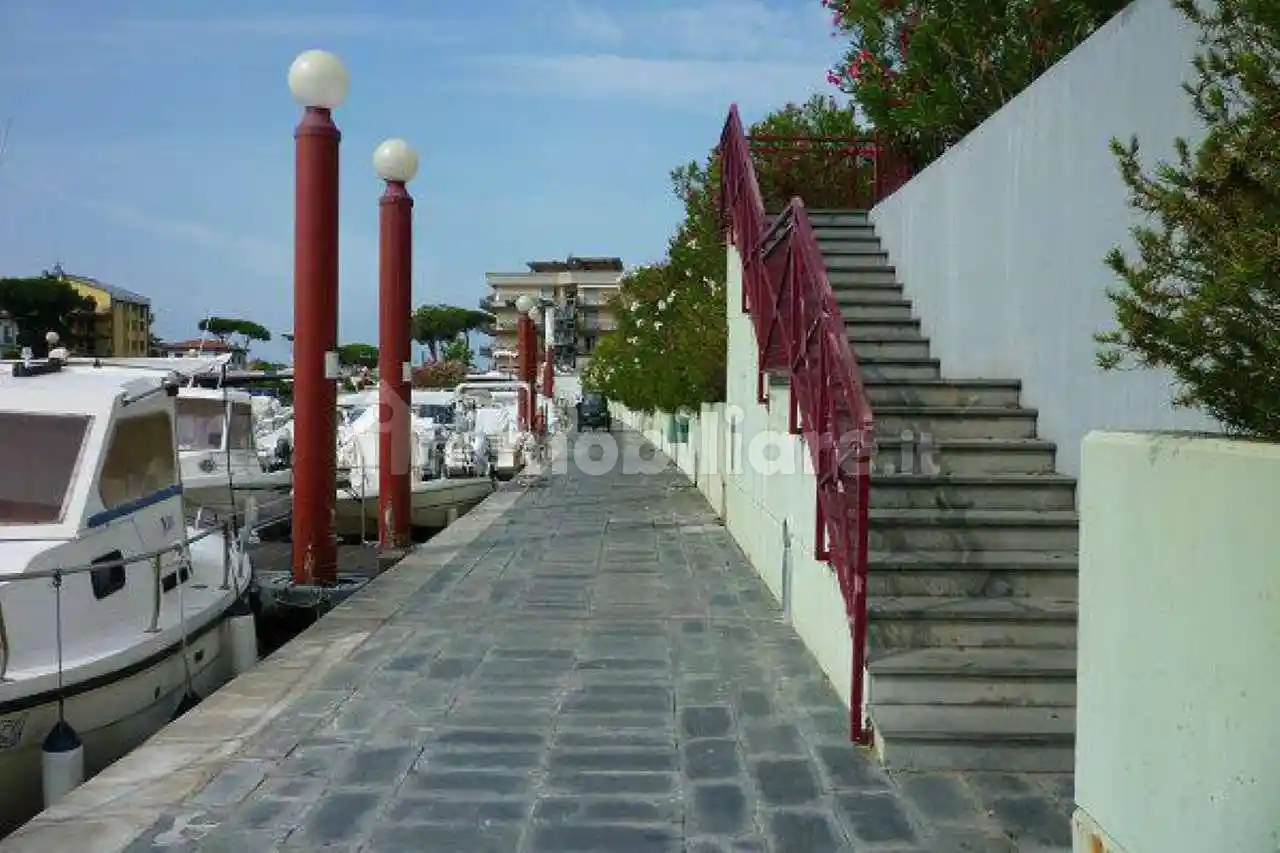 Appartamento in vendita a Montignoso